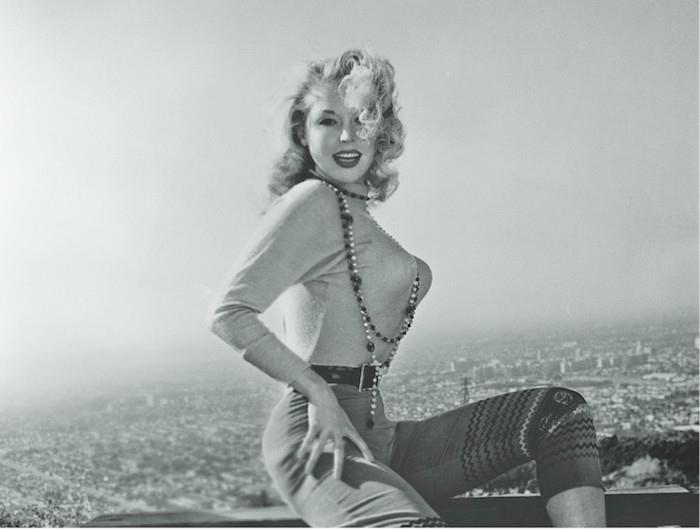 امرأة شقراء في الخمسينيات من القرن الماضي ، في الخمسينيات من القرن الماضي ، كيف تلبس بأسلوب الخمسينيات