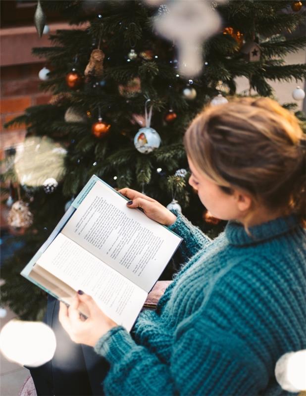 trendig julgransdekorationsidé för att dekorera ett julläshörna, läsa tapeter och julgran