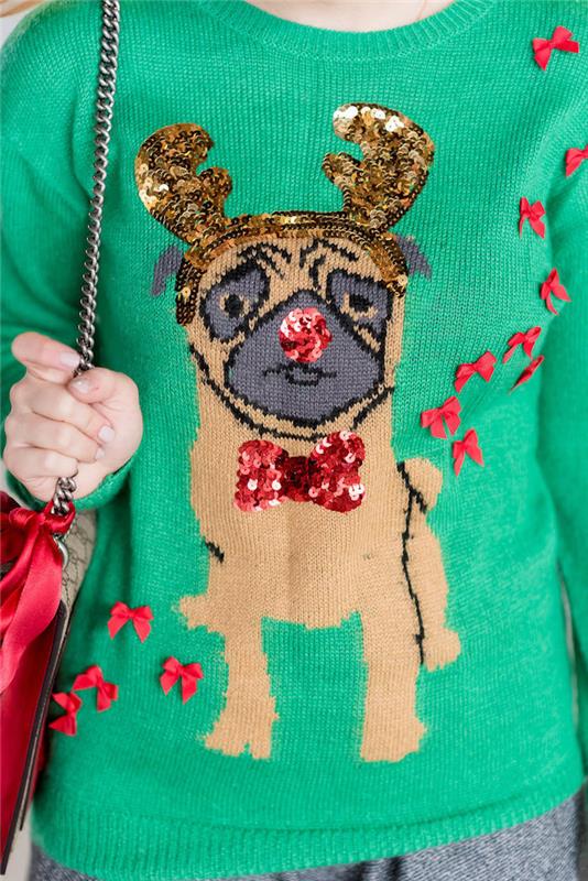 gýčový zelený dámsky sveter s kresbou psa oblečeného ako soby s lesklými šperkami