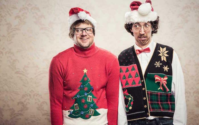 škaredé vianočné outfity gýčový sveter typ škaredých vlnených tiel na Vianoce s vianočným stromčekom a klobúkmi
