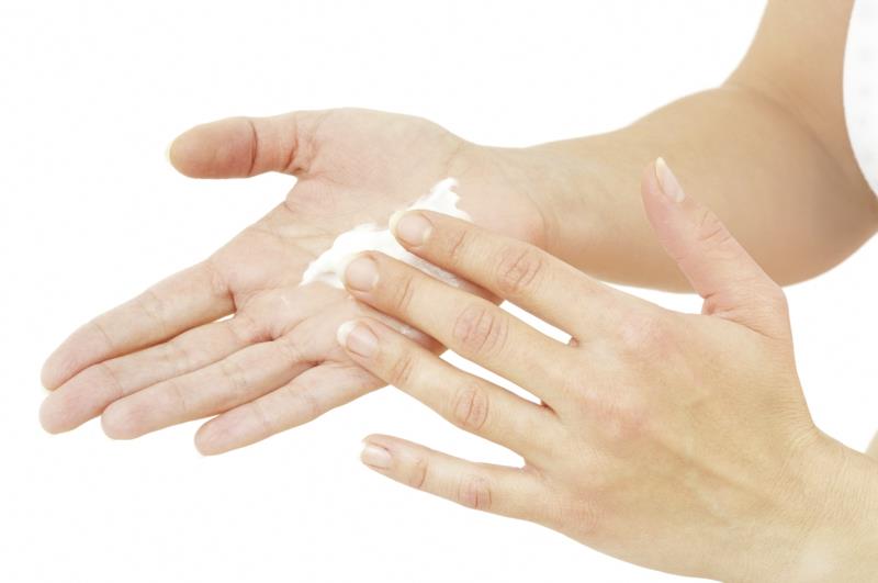 domáci žihľavový hnoj žena nanášajúca si na ruky krém