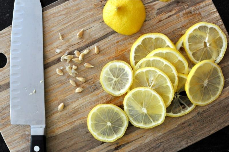 när man ska hugga ett citronträd citronfrön och en skivad citron