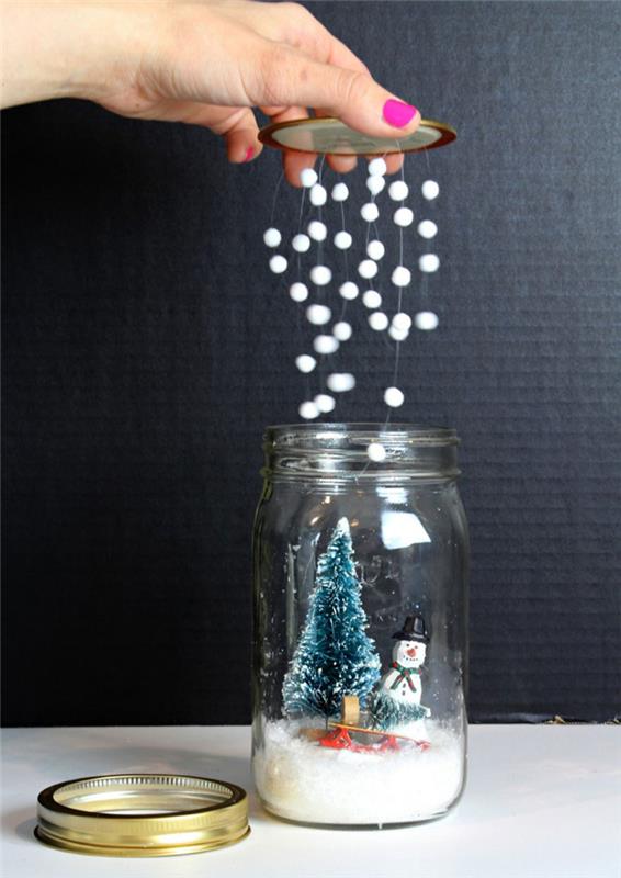 DIY vianočná ozdoba z recyklovaných sklenených pohárov a vianočných figúrok, DIY bezvodá snehová guľa s falošným snehom visiaca z veka
