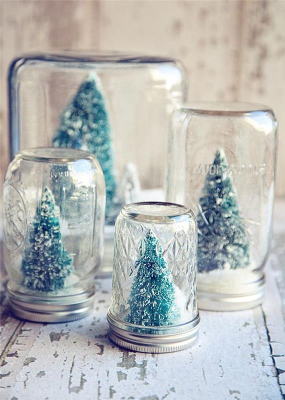 DIY vianočné dekorácie z nádob z recyklovaného skla a ozdobných stromčekov
