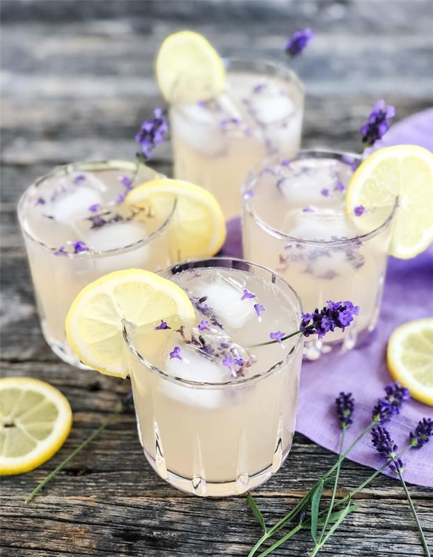 vad man ska göra med lavendelblommor islemonad på ett rustikt bord med fyra glas