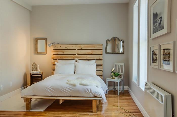 اصنع لوح رأس وديكور حديث في غرفة نوم البالغين بسرير بحجم كينج وأرضيات خشبية داكنة