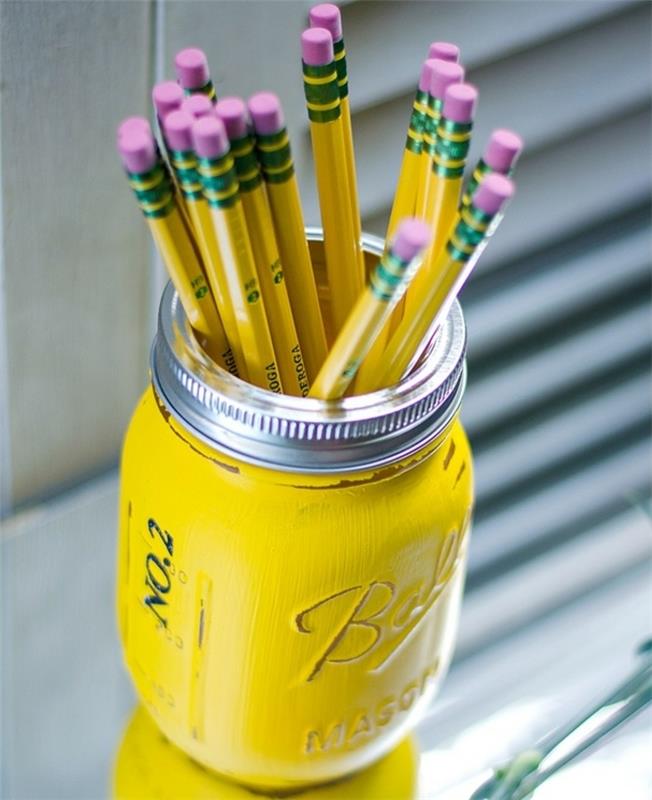 vad-att-göra-med-glas-burkar-en-burk-ommålade-i-gul-och-omvandlad-till-en-penna-burk-diy-kreativ-aktivitet