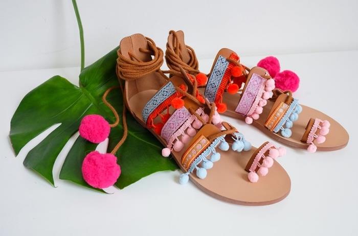 modely hnedých sandálov so šnúrkami zdobené mini bordúrou s farebnými strapcami, ľahký a rýchly kreatívny nápad