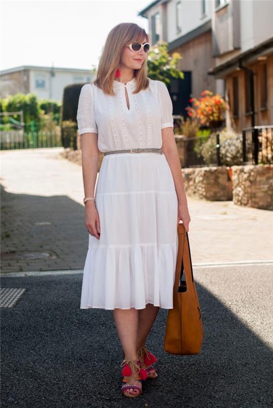 nápad, ako sa dobre obliecť v lete žena, model biele letné šaty po kolená so strapcovými sandálmi