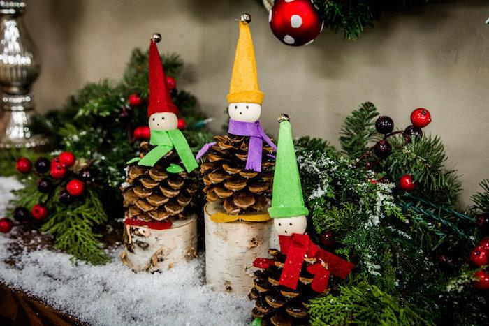 ako vyrobiť šišku vianočných škriatkov, drevenú perleťovú hlavu a šál a farebný plstený klobúk na drevenom poli, originálna vianočná scéna