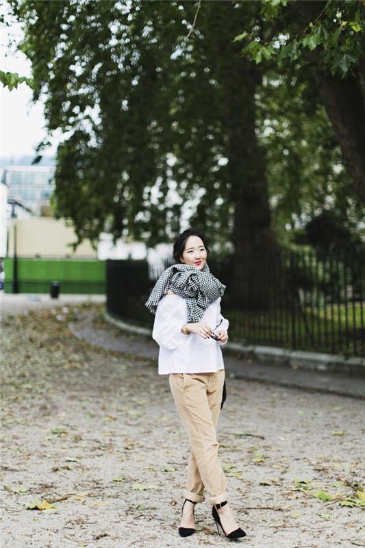 minimalistický a chi outfit v nafukovanej blúzke, dámskych khaki nohaviciach s vyhrnutými nohavicami a elegantnými čiernymi sandálkami