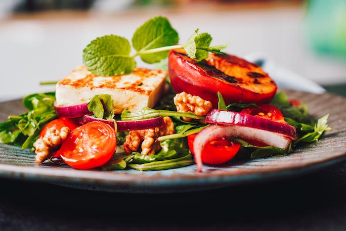 čo dať do letného šalátu predstava zeleného šalátu s cherry paradajkami, halloumi orechmi a grilovanými broskyňami