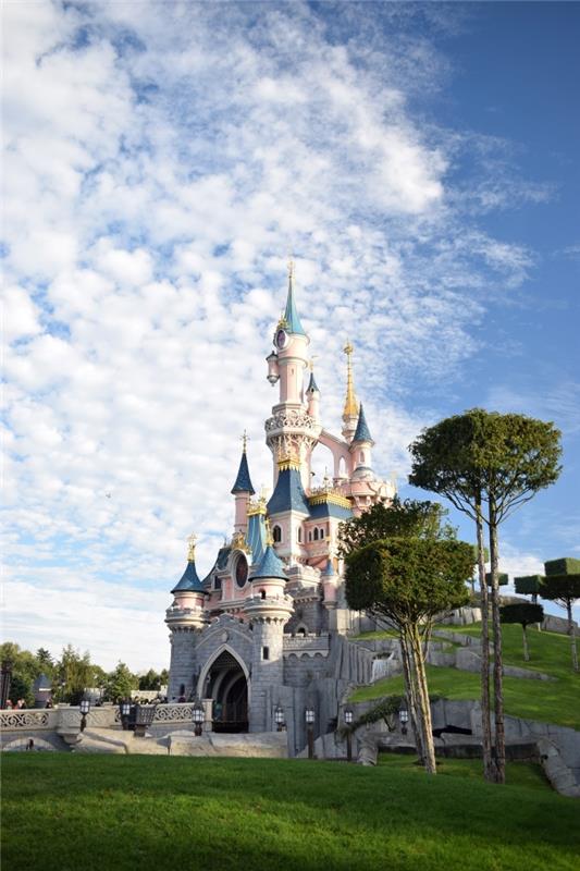vad man ska besöka runt paris disneyland park bilresa familje vistelse parkering pris besök paris med bil