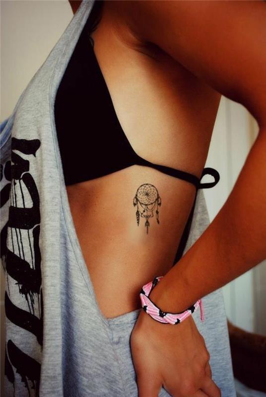 Tetovanie na ramene lapačov snov pre ženy
