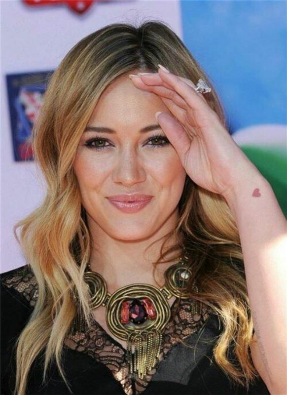 Hilary Duff malé srdiečko na ruku tetovanie červené drobné srdiečko