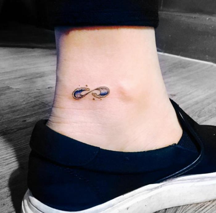 Infinity tattoo cool vlny nápad mini tetovanie na nohe