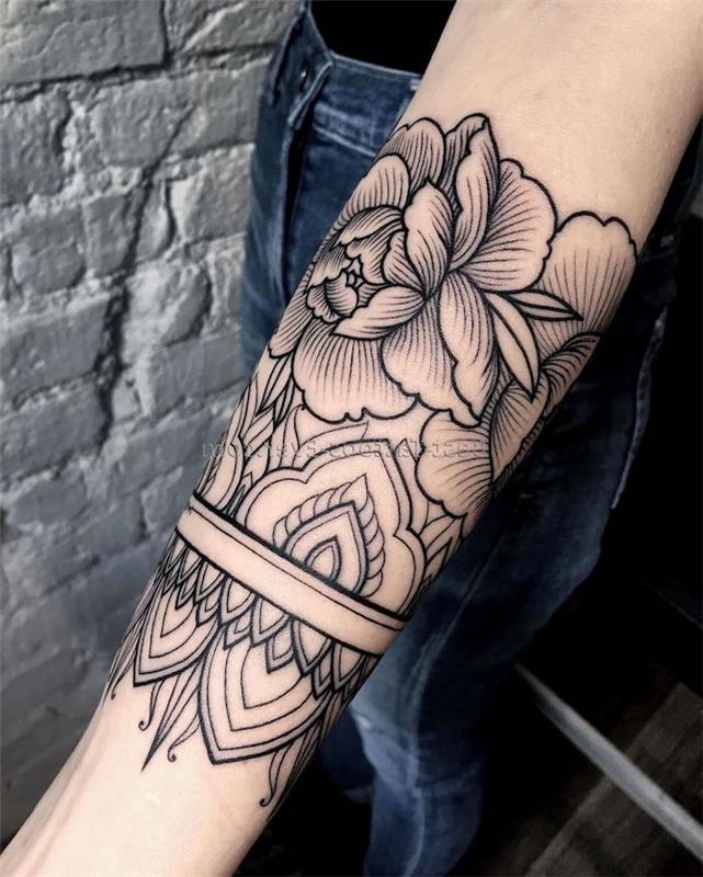 blomma tatuering idé kvinna på manschetten, blomma och andra blommiga element i svart bläck