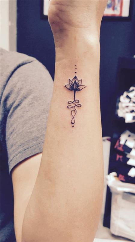 Stará škola tetovacieho ramena znamená diamantové geometrické lotosové tetovanie