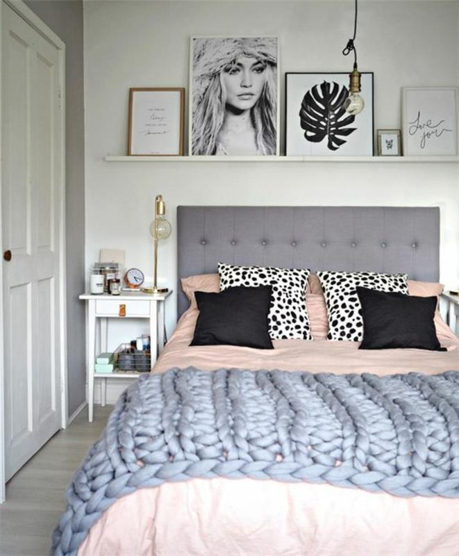 pärlgrå färg med grå säng och målningar i olika storlekar på en vit hylla ovanför sängen