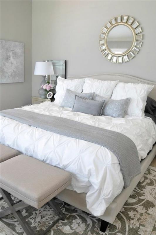 pärlgrå sovrumssäng i vit och grå panel med grå nyanser och solspegel