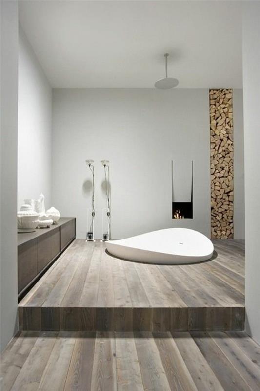 pärlgrått badrum med vitt badkar med oregelbundna kanter gråaktig PVC -plankor