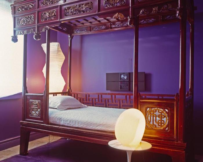 model, ktorého farbu spojíte s fialkou do spálne, ázijskou drevenou posteľou