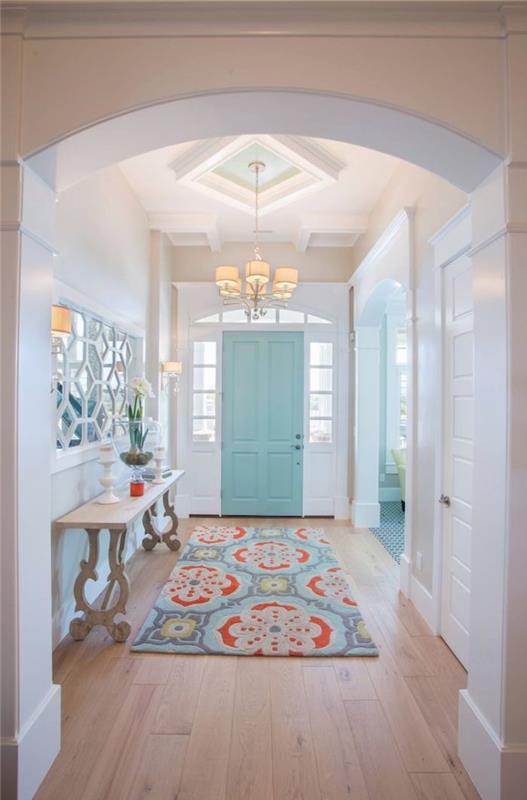 vilken färg på dörrarna med vita väggar en hall med en ljusblå ytterdörr och en mångfärgad matta