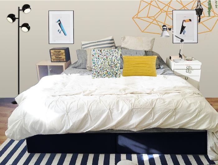 designa sänggavel i målade geometriska mönster och ramar med färgglada djurritningar, färgglada dekorativa kuddar