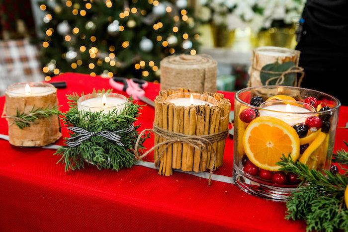 Vianočná dekorácia na stôl vlastnoručne vyrobená, hrniec na sviečku a držiak na sviečku v škoricových tyčinkách, zelených konároch alebo umelej koži