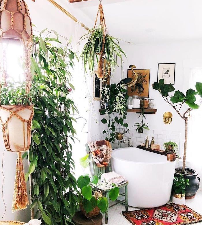džungľová kúpeľňa s malou rohovou vaňou, drevenou rohovou poličkou, malým orientálnym apisom, obkladom a bielou farbou, vzor džungle cez rastliny