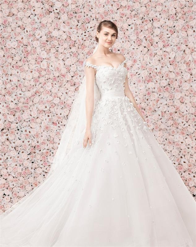 فستان زفاف برنسيس مع تنورة بقصّة أميرة وفتحة صدر مزينة بزهور صغيرة مطرزة وأكمام منسدلة