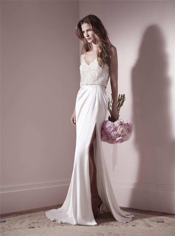 فستان زفاف أصلي مع تنورة بيضاء ضيقة وصدّار من الدانتيل ، باقة الزفاف الوردية