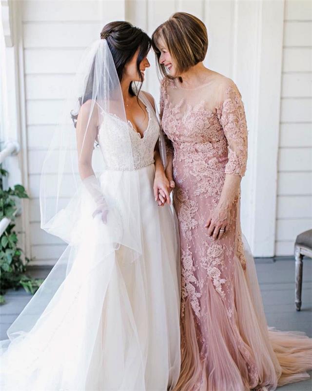 vilken klänning att välja när du är brudens mor, aftonklänning för bröllop i spets och rosa tyll