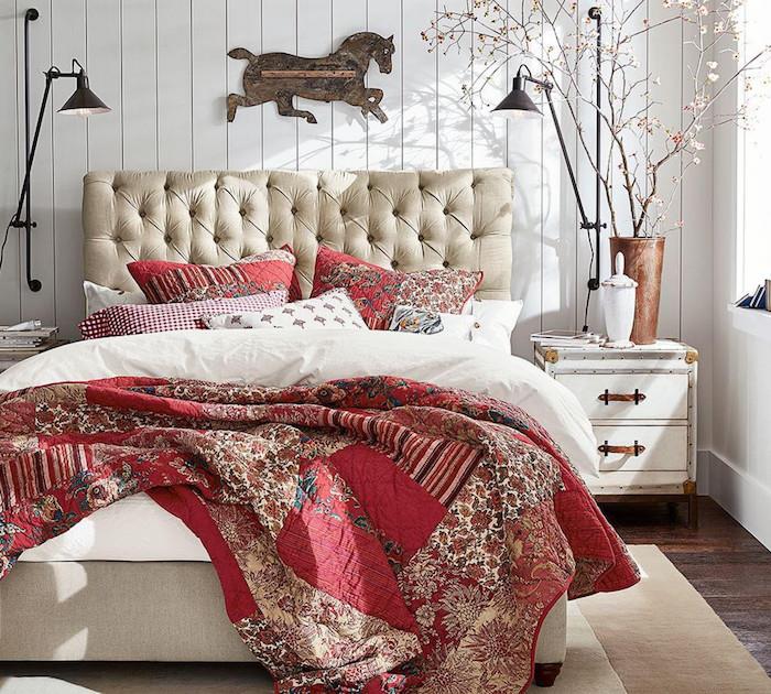 trähäst för att dekorera en vadderad sänggavel, röda och vita sängkläder, vintage nattduksbord, vita panelväggar