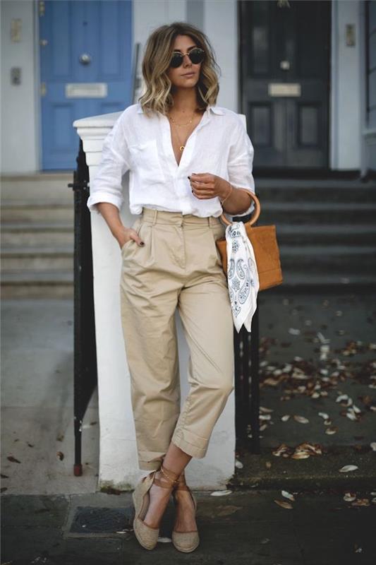 hur man klär sig med snygg kvinna, medellång blond balayage -frisyr för kvinnor, beige byxor med vit skjorta