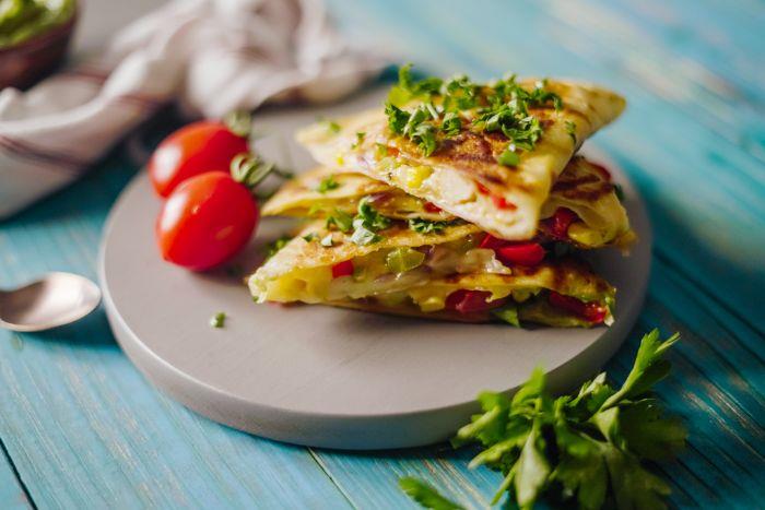 syr quesadilla a kura s paprikou na panvici príklad jednoduchého večerného a obedového jedla na báze kuracieho mäsa, zeleniny a syrov
