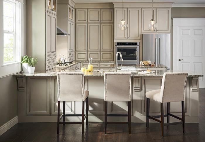 مطبخ مطلي باللون الأبيض ، كراسي بتصميم عصري أنيق ، خزائن معلقة