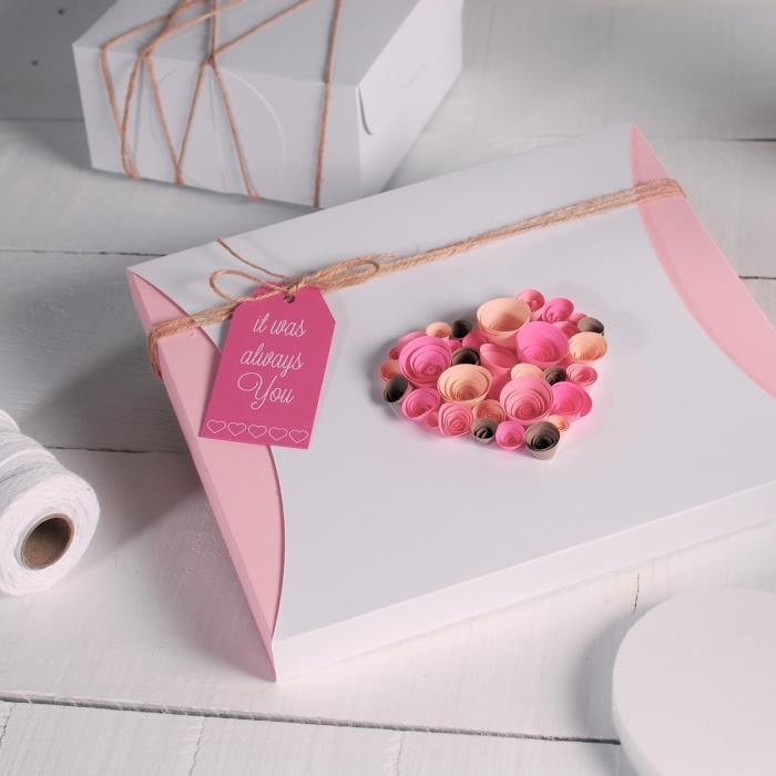 čo darovať svojej priateľke na Valentína romantické darčekové balenie motúz plátky kvety quilling