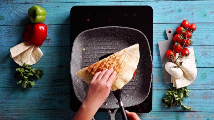 sklopte quesadillu a vyberte ju z panvice nápad quesadillas ľahký a rýchly domáci recept na grilovacej panvici