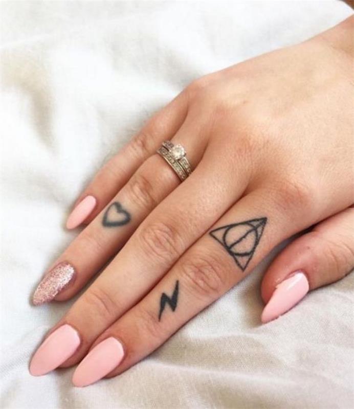 Tatuaggi simbolici sulle dita della مانو دي أونا دونا يخدع سمالتو روزا