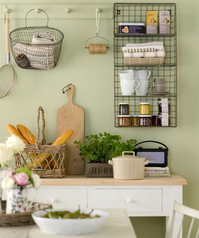 ديكور مطبخ تقليدي بجدران مطلية باللون الأخضر المائي ومجهزة بأثاث أبيض مع سطح عمل خشبي