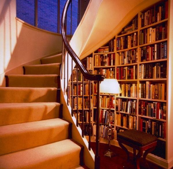 skladovanie-pod svahom-špirálovité schodisko-a-pekná knižnica