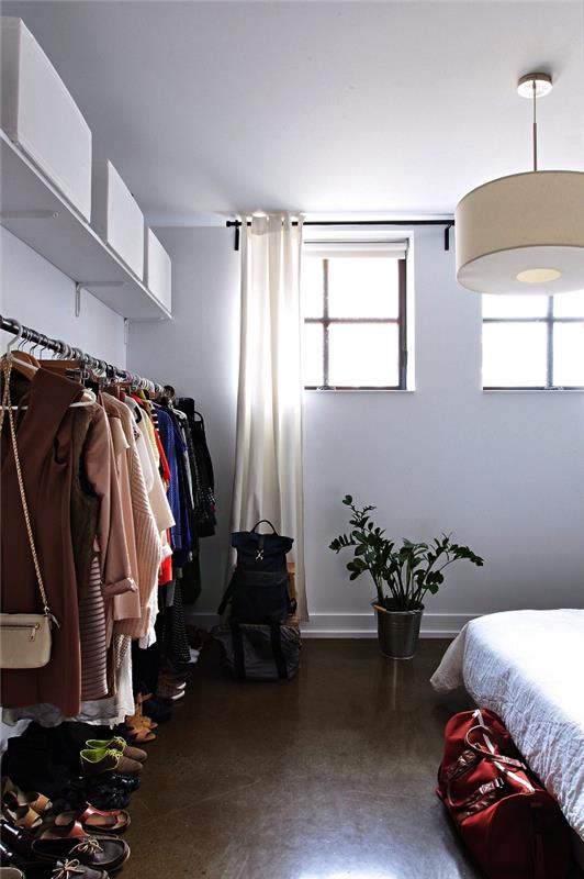 كيف تصنع غرفة خلع الملابس حسب الطلب لشقة صغيرة ، غرفة خلع الملابس مجهزة على طول الحائط مع خزانة ملابس مرتبطة برف جداري