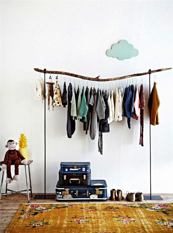 hemgjord garderob med återvunnen gren, idé att ordna ett omklädningsrum i ett barns rum i en klädställning