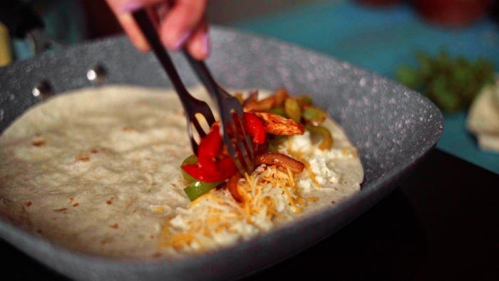 na krokový syr položte kura s paprikou a urobte tak domáce quesadilly na nedeľný brunch
