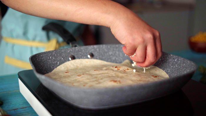 položte syr na quesadillu, aby ste urobili rýchle a jednoduché kuracie a syrové quesadilly pripravené z niekoľkých jednoduchých prísad
