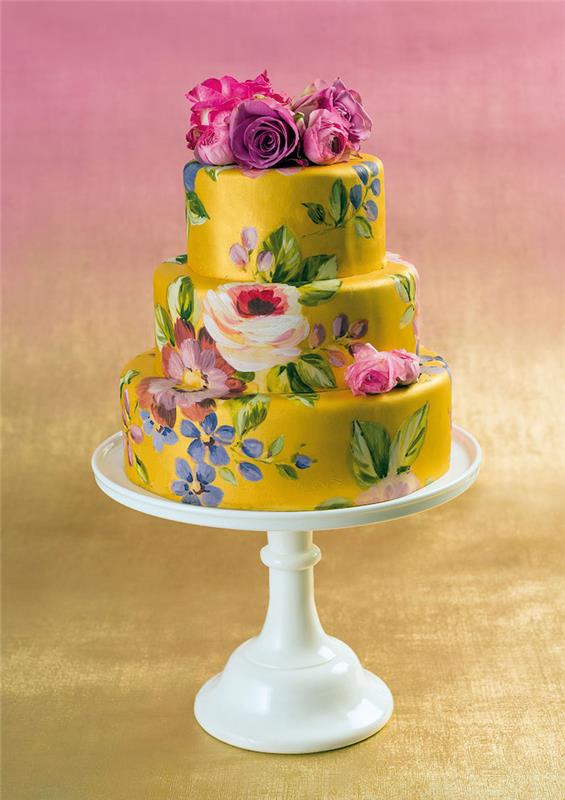 tårta dekorerad med gult med handritningsblommor och dekoration färska blommor i toppen, konstnärlig kreativ födelsedagstårta för kvinna 60 år