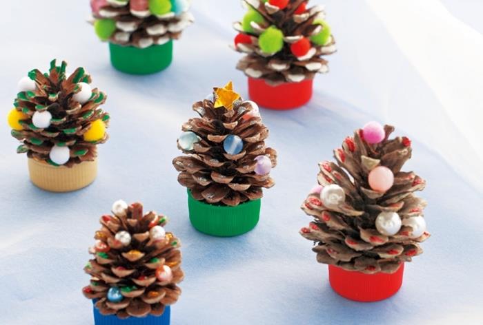tallkottsmodell, dagis manuell aktivitet för jul, exempel på ett litet DIY -träd dekorerat med pomponger