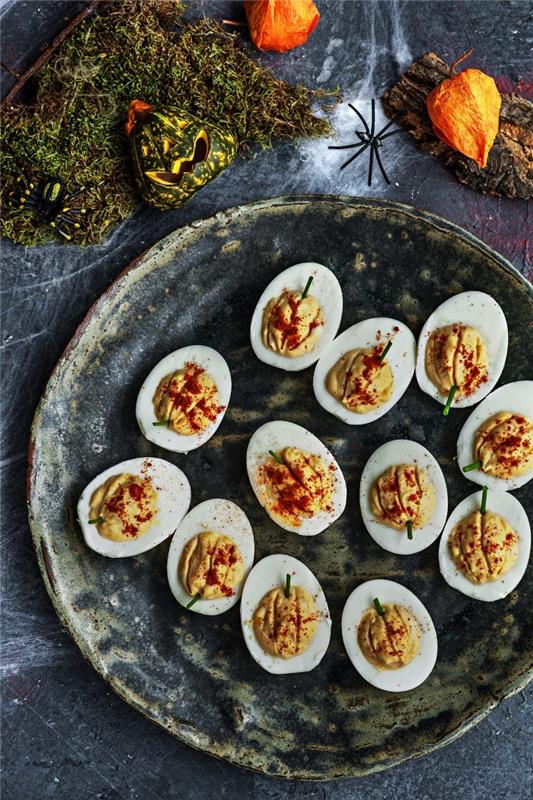 rýchly a ľahký recept na halloweensky aperitív, mimózové vajíčka s majonézou a paprikou, tekvicové vajíčka v predjedlách