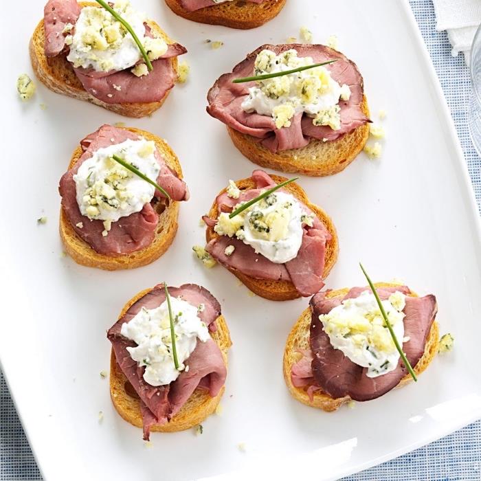aperitív toastový recept na crostini z hovädzieho filé, roquefortského syra a krémovej nátierky z chrenu a pažítky